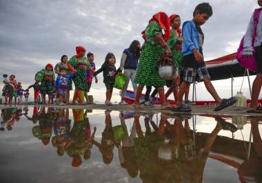 Miembros de la comunidad Guna Yala, desplazados climáticos por la subida del nivel del mar, se dirigen a la zona donde están sus nuevas viviendas en Isberyala (Panamá).