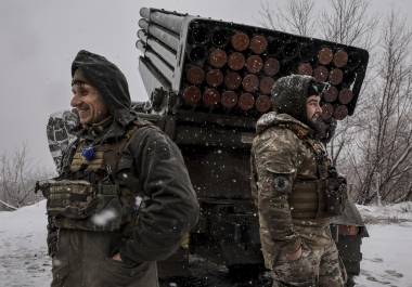 En esta imagen difundida por el servicio de prensa de la 24ta brigada mecanizada de Ucrania, se ve a los soldados ucranianos que se preparan para disparar un proyectil MRLS BM-21 hacia posiciones rusas cerca de Chasiv Yar. FOTO: