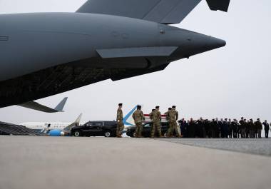 Miembros del servicio de EU llevan un ataúd con los restos de uno de los 13 miembros militares estadounidenses que murieron en el conflicto con Irán, en la Base de la Fuerza Aérea Dover en Delaware.