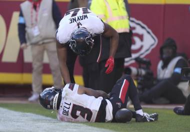 El receptor de los Texans, Tank Dell, fue dado de alta del hospital tras sufrir una lesión grave en la rodilla izquierda durante el partido contra los Chiefs.