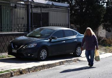 Irresponsables conductores que estacionan su auto en la banqueta, obligan al transeúnte a exponer su vida.