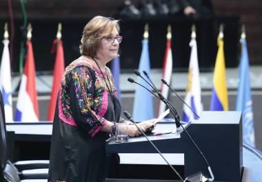 Hemos sido invisibilizadas en la historia, en la ciencia, en todo, y en este caso, él nos invisibiliza en la literatura, señaló.