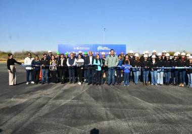 El alcalde Mario Dávila corta el listón de la inauguración junto a representantes locales.