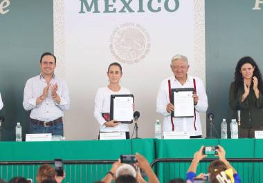 En su última gira por Coahuila, el presidente López Obrador firmó junto a Sheinbaum este compromiso para seguir con los rescates mineros.