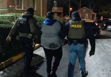 Agentes del Servicio de Control de Inmigración y Aduanas detienen a una persona el lunes 27 de enero de 2025, en Silver Spring, Maryland.