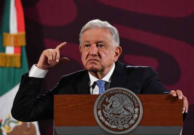 López Obrador pregunta por qué en anteriores elecciones el exconsejero defendió lo que dice la Constitución y ahora “¿quiere violar la constitución, las leyes y modificar los procedimientos?, ¿nada más por el enojo?”.