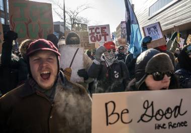 Protesta contra la represión migratoria en Minneapolis. El cartel al frente hace referencia a Renee Good, quien fue asesinada a tiros por un agente de ICE a principios de este mes.