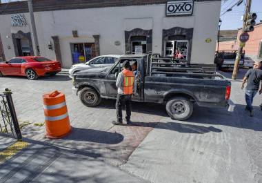 Mientras abren la calle, un ciudadano ha aprovechado la situación para cobrar a conductores por el uso del espacio cerrado como estacionamiento.