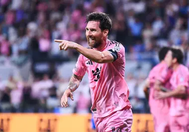 Lionel Messi celebra después de marcar ante Cruz Azul el gol número 100 de su trayectoria con Inter Miami.