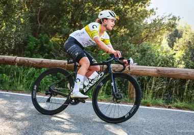 Mejía continúa su trayectoria internacional después de comenzar en el ciclismo durante un intercambio estudiantil en Australia.