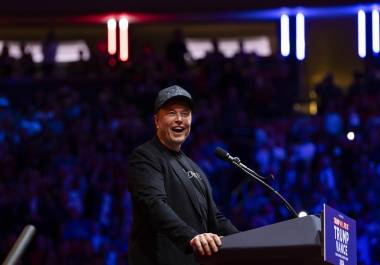 Elon Musk en un mitin a favor del expresidente Donald Trump en el Madison Square Garden de Nueva York, el 27 de octubre de 2024. El comité de acción política de Musk lideró los esfuerzos de participación electoral en los estados en disputa.