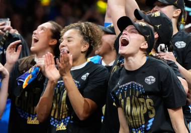 Gabriela Jáquez celebró con UCLA la conquista del título nacional de la NCAA, tras coronarse en una histórica final del basquetbol colegial femenil en Estados Unidos.
