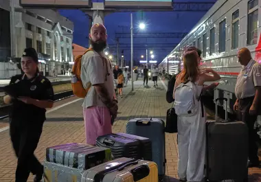 Un trabajador de marketing digital de 28 años, que decidió abandonar Rusia, se ve junto a sus pertenencias empacadas en una estación de tren en Krasnodar, Rusia. Pidió no ser identificado por motivos de seguridad.