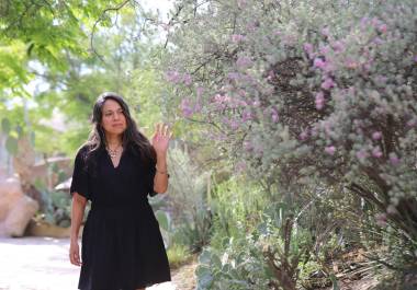 “La poesía es otra manera de darle sensibilidad al conocimiento científico”: entrevista con Claudia Luna Fuentes, directora de divulgación científica del MUDE y escritora