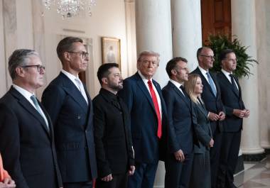 El presidente Donald Trump se reúne con el presidente Volodímir Zelenski de Ucrania y otros líderes europeos en Washington para discutir la invasión rusa de Ucrania.