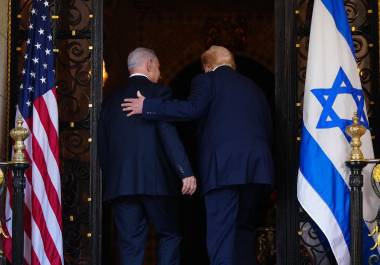 El primer ministro israelí, Benjamín Netanyahu, y el presidente estadounidense, Donald Trump, en un encuentro oficial. A pesar de su estrecha coordinación militar, informes de inteligencia revelan una crisis por el espionaje de Israel a altos negociadores de EU.