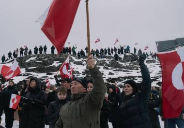 Los ciudadanos de Groenlandia y los líderes europeos rechazan la adquisición forzosa de la isla, defendiendo su derecho a la autodeterminación.