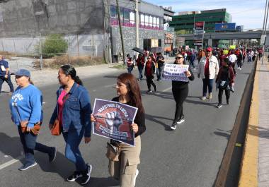 Protesta. Los docentes marcharon por las principales avenidas deSaltillo para manifestarse contra la reforma a ley del ISSSTE.