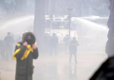 Disturbios. Los agentes dispararon potentes chorros de aguay una nube de gas lacrimógeno cubría la capital belga.