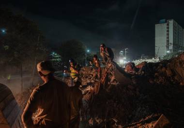 Winder Delfín, de 17 años (d), y su hermano Deivi, de 15 , durante el vigésimo cuarto día de búsqueda de su madre, su hermano menor y su abuela, quienes vivían en un edificio se derrumbó durante los dos terremotos.