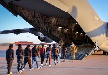 En las fotografías compartidas por la portavoz de la Casa Blanca se observa que las personas deportadas van atadas de pies y manos.