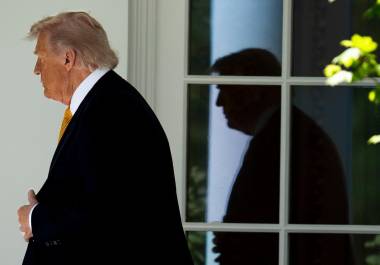 Aislado por su “riqueza generacional” y su finca de Mar-a-Lago, Trump rompe una regla política cardinal al confirmar las sospechas de desconexión con el pueblo, admitiendo francamente que no considera la economía doméstica.