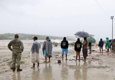 SMN de la Conagua informó el huracán ‘Isaías’ se había intensificado a categoría 2 en escala de Saffir-Simpson sobre el Golfo de México. Mientras que la se prevé que la actual Tormenta Tropical ‘Simón’ tome fuerza y en el proceso se convierta en un poderoso huracán.