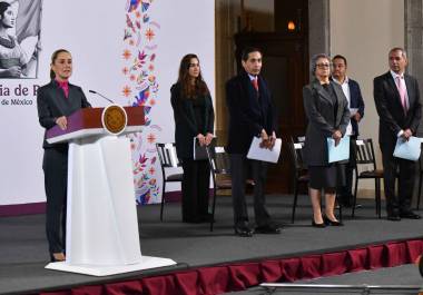 Claudia Sheinbaum, presidenta de México, durante la conferencia matutina realizada en Palacio Nacional, en la que se habló sobre los lineamientos y desglose del paquete económico 2025. La acompañan: Rogelio Ramírez de la O, secretario de Hacienda y Crédito Público; Bertha Gómez Castro, subsecretaria de Egresos de la Secretaría de Hacienda y Crédito Público; Edgar Amador Zamora , subsecretario de Hacienda y Crédito Público; Rodrigo Mariscal Paredes, jefe de la Unidad de Planeacion Económica de la Secretaría de Hacienda y Crédito Público; María del Carmen Bonilla, titular de la Unidad de Crédito Público, y Bulmaro Juárez Sánchez, divulgador de Lenguas Indigenas. FOTO: MARIO JASSO/CUARTOSCURO.COM