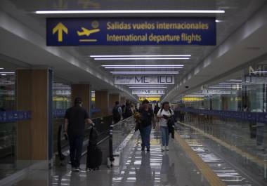 Los aeropuertos mexicanos recibieron a 1.1 millones de turistas de Estados Unidos durante enero y se trata de una disminución de 4.2% con relación al mismo mes de 2025.