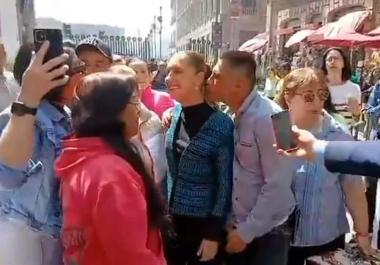 El equipo de Ayudantía de la presidenta Sheinbaum reaccionó e intervino para alejar al hombre.