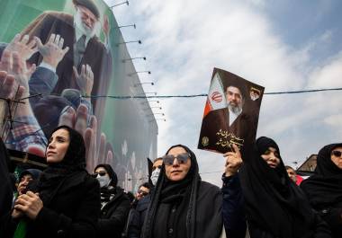 Manifestantes iraníes con un retrato de Mojtaba Jameneí, su nombramiento como nuevo líder supremo habría estado precedido por una enconada lucha de poder entre clérigos, militares y figuras políticas, divididas entre facciones conservadoras y moderadas.