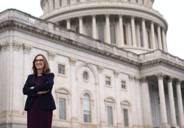 La congresista demócrata Sarah McBride, primera mujer transgénero del Congreso de Estados Unidos, en la escalinata del Capitolio, en Washington.