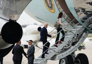 El presidente Joe Biden aborda el Air Force One para partir de la Base Conjunta Andrews, Maryland,a Lima, Perú, a la Cumbre de la APEC. Viajes a Perú y Brasil son eclipsados por la victoria de Donald Trump