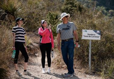 Los visitantes pueden disfrutar de un entorno natural seguro siguiendo las recomendaciones de conservación y respeto ambiental.