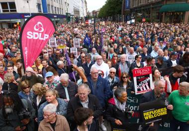 Personas se congregan durante una protesta contra el racismo frente al Ayuntamiento de Belfast, Irlanda del Norte, motivada por los disturbios registrados tras el ataque con cuchillo a un hombre, el sábado 13 de junio de 2026.