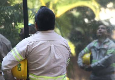 La CFE recomendó no responder llamadas de números desconocidos, evitar contestar mensajes por SMS, WhatsApp o redes sociales que se atribuyan a la empresa.