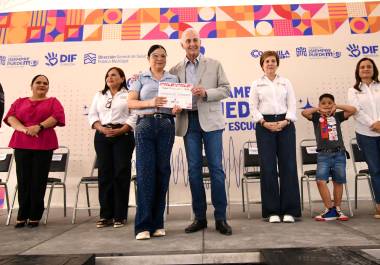 Román Cepeda González y Selina Bremer de Cepeda encabezaron el arranque del programa con el que se beneficiará a mil torreonenses.