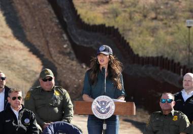 Kristi Noem, Secretaria del Departamento de Seguridad Nacional, habla durante un evento en la frontera con México el miércoles 4 de febrero de 2026, en Nogales, Arizona.