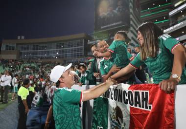 El gobernador Manolo Jiménez acudió al partido con su familia, destacando las fortalezas de la entidad para albergar eventos de talla mundial.