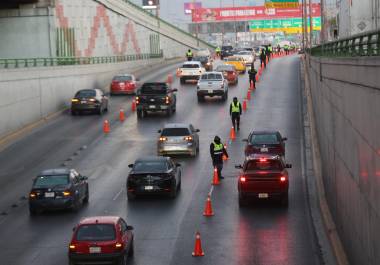 Personal de Tránsito y Obras Públicas realizaron un análisis de tráfico en el distribuidor vial ¨El Sarape¨ durante el operativo piloto en Saltillo.