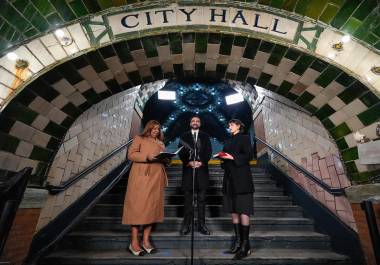 La fiscal general de Nueva York, Letitia James (izquierda), toma juramento al alcalde electo de la ciudad de Nueva York, Zohran Mamdani (centro), para el cargo, ante la presencia de su esposa, Rama Duwaji.