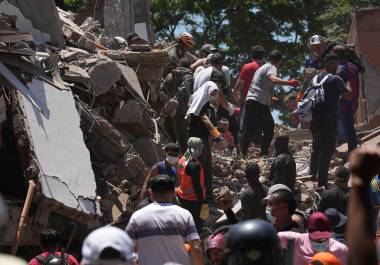 El sismo de 7.4 en Colombia dejó entre 71 y 80 muertos, 26 edificios colapsados en Cali y daños graves; autoridades mantienen labores de rescate.