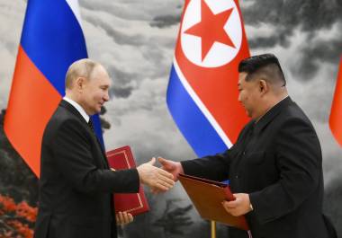 El presidente ruso, Vladimir Putin y el líder de Corea del Norte, Kim Jong Un, intercambian documentos durante una ceremonia de firma de la nueva asociación en Pyongyang, Corea del Norte.