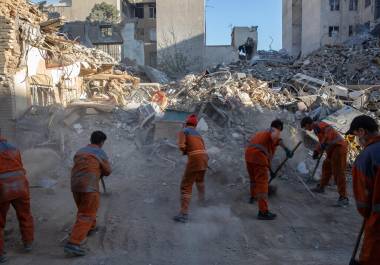 Operarios retiran escombros tras los recientes ataques en Irán, el gobierno iraní exige reparaciones por daños de guerra como parte de su propuesta de 10 puntos para un acuerdo de paz.