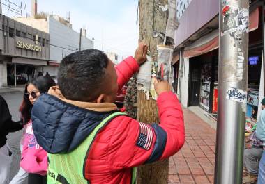 Personal del programa “Aquí Andamos” realizó el retiro de publicidad irregular, pósters y calcas en fachadas e infraestructura urbana del Centro Histórico de Saltillo.
