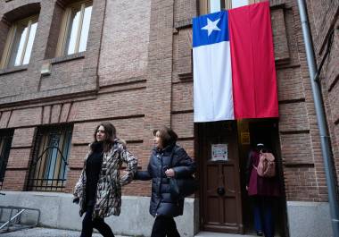 Dos mujeres salen de un colegio electoral instalado en Madrid, este domingo. Chile celebra elecciones parlamentarias y presidenciales para elegir al sucesor del izquierdista Gabriel Boric, con la izquierdista Jeannette Jara como favorita y con la derecha y la ultraderecha en una dura pugna por el segundo lugar. EFE/Borja Sánchez-Trillo