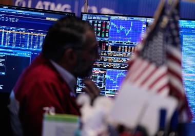 Las acciones bajaban y los precios del petróleo se disparaban el jueves después de que el presidente Donald Trump prometió que Estados Unidos continuaría atacando a Irán.