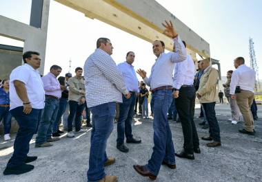 El gobernador Manolo Jiménez Salinas supervisa el avance del arco de seguridad en la carretera Saltillo-Monterrey.