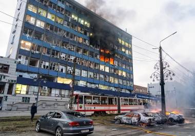 Un ataque ruso con bombas aéreas guiadas sobre una zona urbana en la ciudad ucraniana de Zaporiyia. La guerra de Ucrania ha producido 229.7 millones de toneladas de CO2 desde que inició el conflicto militar.