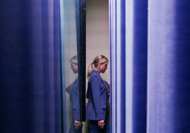 La fiscal general Pam Bondi se retira tras la declaración del presidente Donald Trump a los periodistas en la sala de prensa James Brady de la Casa Blanca, el 20 de febrero de 2026, en Washington.